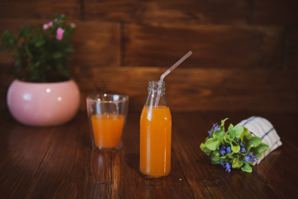 Fresh juice in bottle on wooden table - Foto, Imagem