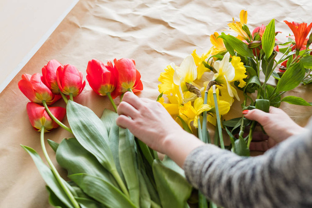 floral workshop flower assortment tulip narcissus - Foto, Bild