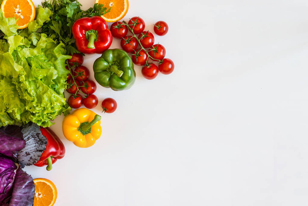 Φρέσκα πολύχρωμα βιολογικά λαχανικά σε λευκό φόντο, Γεωργίας και υγιεινή ιδέα των τροφίμων. Αντιγράψτε το χώρο. Επίπεδη θέσει - Φωτογραφία, εικόνα