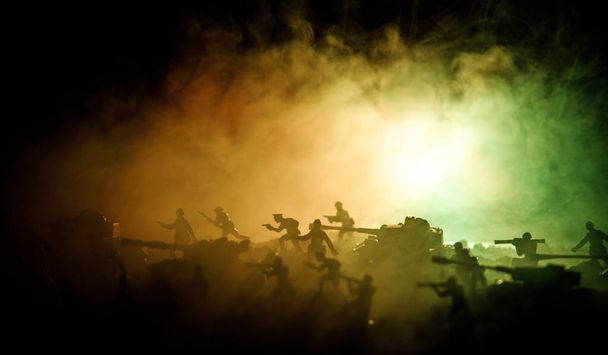 Savaş kavramı. Askeri siluetleri sahne üzerinde savaş sis sky mücadele arka plan, Dünya Savaşı askerler siluetleri bulutlu manzarası, gece aşağıda. Saldırı sahne. Zırhlı araçlar. Seçici odak. Dekorasyon - Fotoğraf, Görsel