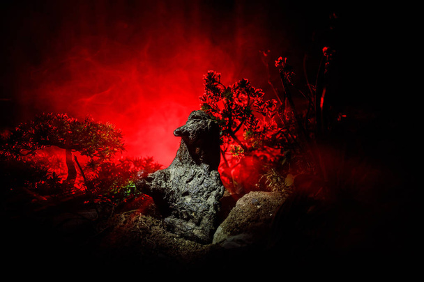 Horror-Silhouette einer gruseligen Gestalt im nächtlichen Wald. weiblicher Dämon. Dämonen kommen. Slhouette des Teufels oder Monster-Figur auf einem Hintergrund des Feuers. Horrorvision - Foto, Bild