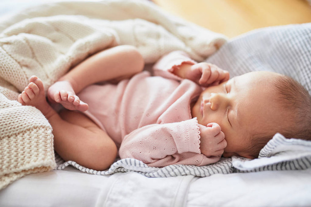 Adorable newborn baby girl sleeping in bed at home - Foto, Imagem