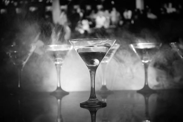 Několik sklenic slavný koktejl Martini, střílel v baru s disco světla a tmavě tónovaný zamlžené pozadí. Koncepce klubu nápoj. Selektivní fokus - Fotografie, Obrázek