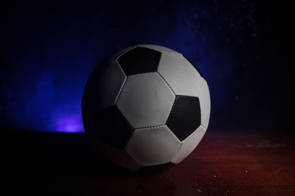 Vista de cerca de la pelota de fútbol sobre fondo oscuro. Juego de fútbol tiro conceptual. Enfoque selectivo
 - Foto, imagen