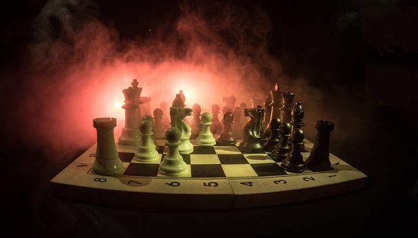Šachy desková hra koncept podnikatelských nápadů a precizní strategie a soutěž myšlenek. Šachové figury na tmavém pozadí se kouře a mlhy. Obchodní vedení a důvěru koncept. Selektivní fokus - Fotografie, Obrázek
