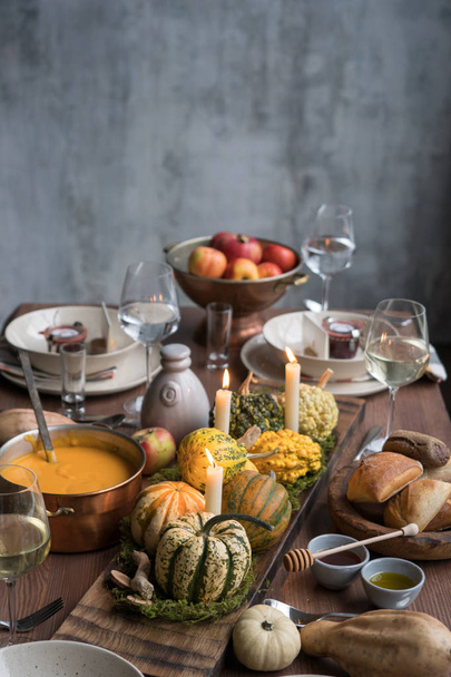 Őszi beállítása a sütőtök. Hálaadás ünnep vacsora és őszi dekoráció. - Fotó, kép