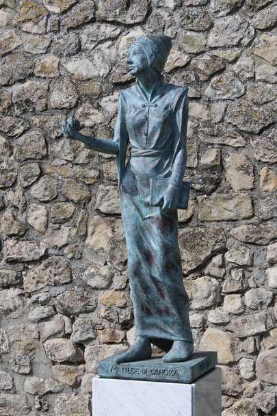 Matilde de Canossa, estatua de bronce en Canossa, Reggio Emilia, Italia, lugar turístico
 - Foto, imagen