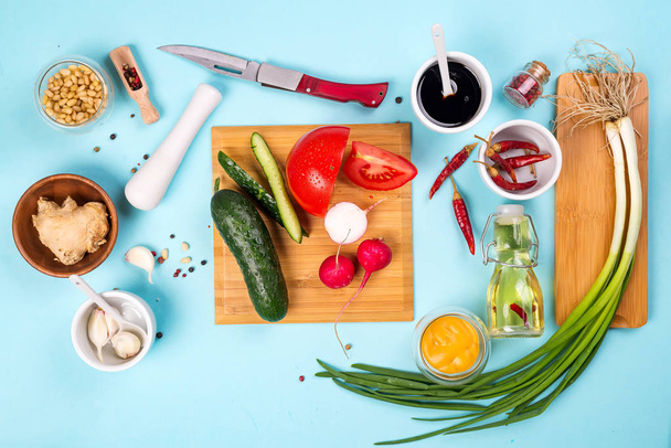 Salade saine ingrédients de vinaigrette dans des bols : balsamique, moutarde, huile d'olive et miel, vue sur le dessus. Alimentation, concept végétarien ou végétalien
 - Photo, image