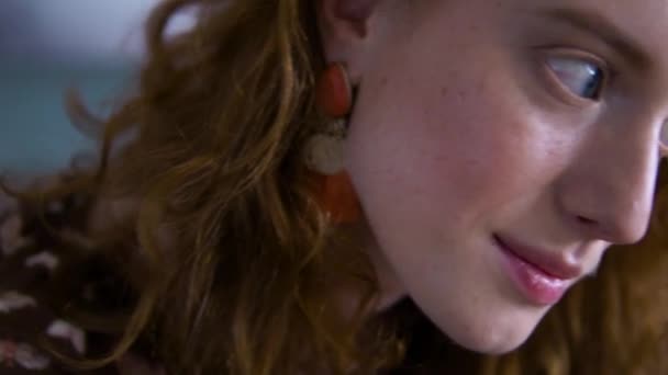 Vrolijke roodharige meisje glimlachend lachen camera kijken - Video