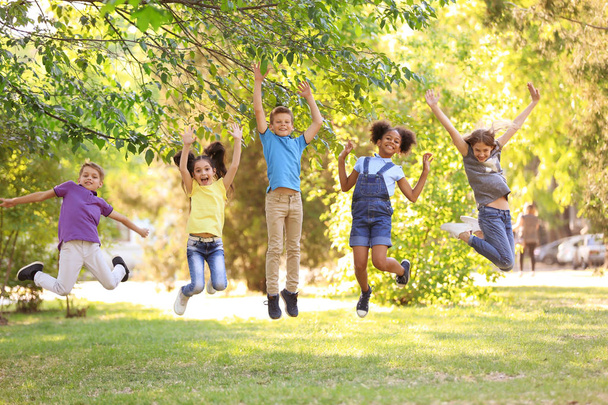 Bonito crianças brincando juntas ao ar livre no dia ensolarado
 - Foto, Imagem