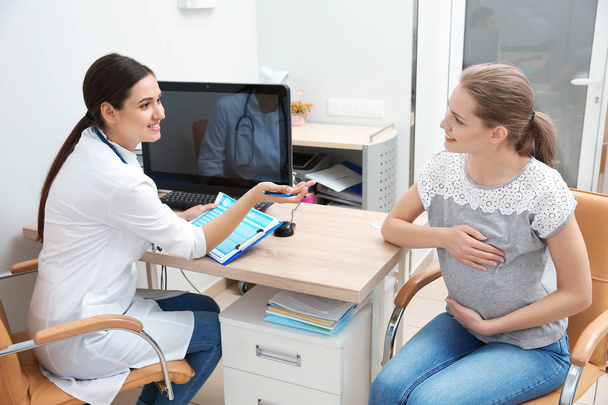 Donna incinta che ha appuntamento presso l'ufficio ginecologo - Foto, immagini