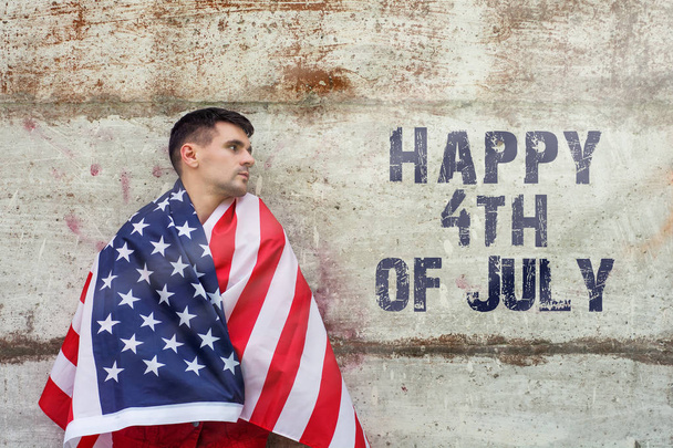 Feliz cartão de 4 de Julho. homem está segurando acenando bandeira americana EUA, imagem tonificada
  - Foto, Imagem