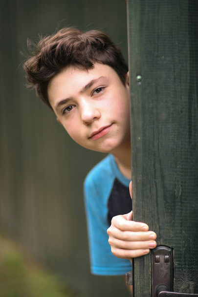 tiener jongen gelukkig zomer buiten close-up portret - Foto, afbeelding