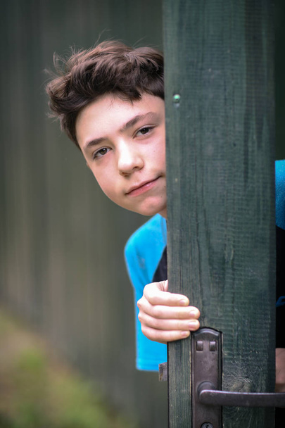 tiener jongen gelukkig zomer buiten close-up portret - Foto, afbeelding