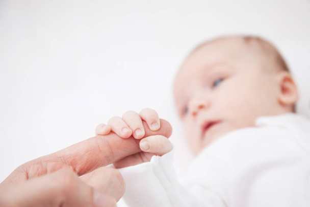 Νεογέννητο μωρό χέρι που κρατά το δάχτυλό μητέρα - Φωτογραφία, εικόνα