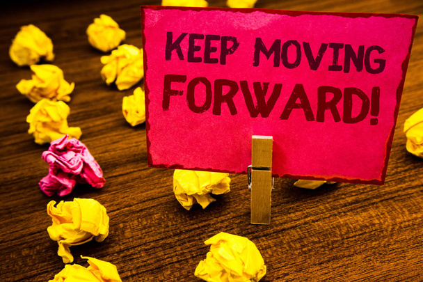 Käsitteellinen käsin kirjoittaminen osoittaa Pidä eteenpäin Motivational Call. Business valokuva esittelee Optimismi Progress Pysyvä Move Paperclip uudelleenkouluttaa vaaleanpunainen kortti kirjaimet puulattia aavistus
 - Valokuva, kuva
