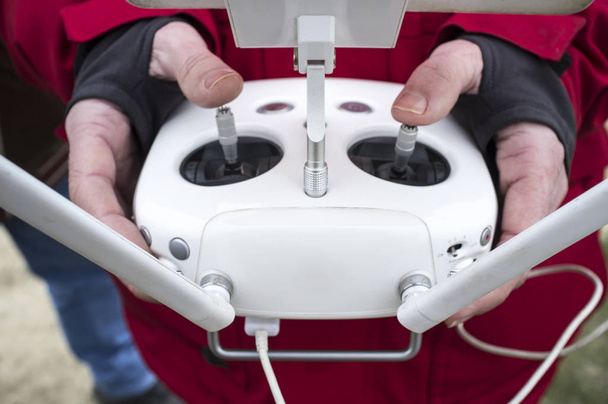 Maniobra piloto dron en mando a distancia. Palo de control izquierdo móvil para pitch
 - Foto, imagen