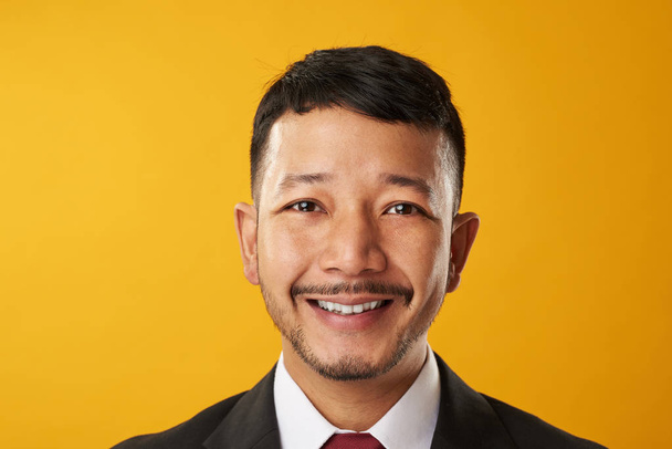 Счастливый улыбающийся азиатский бизнесмен
 - Фото, изображение