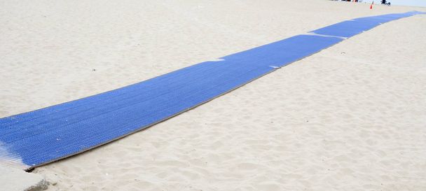 Pista de alfombras al océano en la playa de arena; California
 - Foto, Imagen
