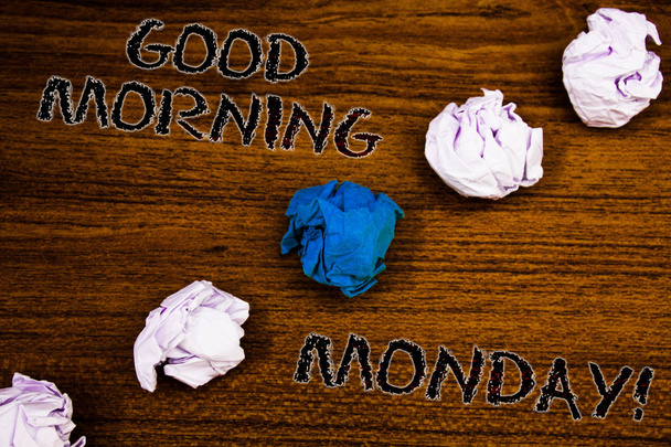 Слово письма текст, Good Morning понеділок мотиваційний зателефонувати. Бізнес концепції щасливі позитивність енергійний сніданок коричневий деревних робочий стіл чотири білі м'ята папір куль у синій один - Фото, зображення