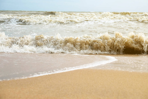 Miękkie ocean fala na piaszczystych pl - Zdjęcie, obraz