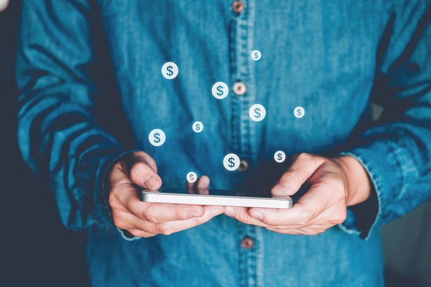Интернет-банкинг бизнесмен с использованием смартфона с кредитной картой Fintech и концепцией Blockchain
 - Фото, изображение