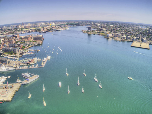 Βοστώνη, Μασαχουσέτη ορίζοντα από πάνω από Drone κατά τη διάρκεια της θερινής ώρας - Φωτογραφία, εικόνα