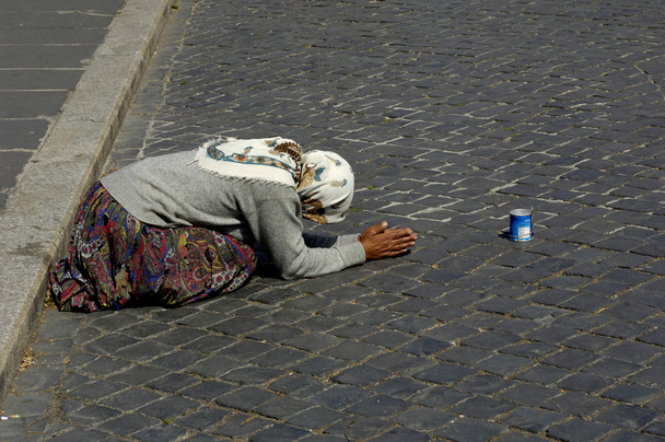 cigány hajléktalan személy - Fotó, kép