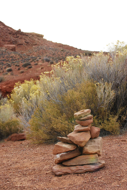 Cairn, σωρός από πέτρες στην κόκκινη έρημο, Utah, ΗΠΑ - Φωτογραφία, εικόνα