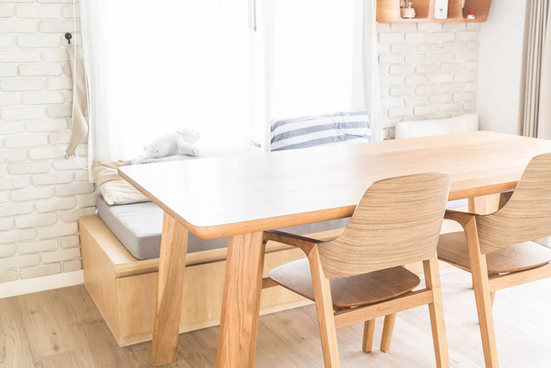 madeira mesa de jantar decoração de interiores
 - Foto, Imagem