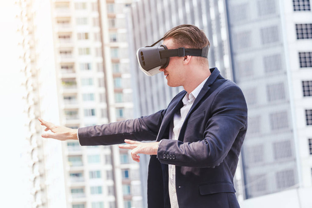 Jongeman genieten met virtual reality bril - Foto, afbeelding