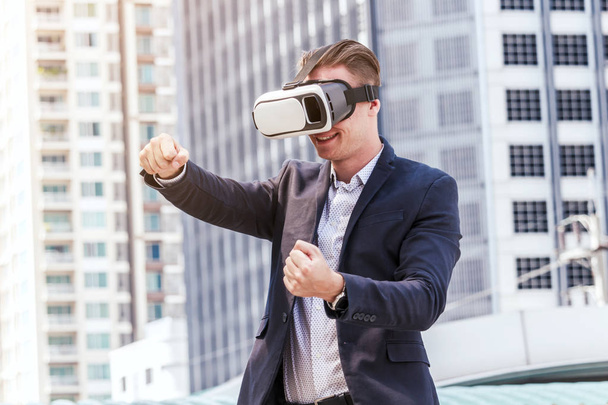 Молодой человек в очках виртуальной реальности - Фото, изображение