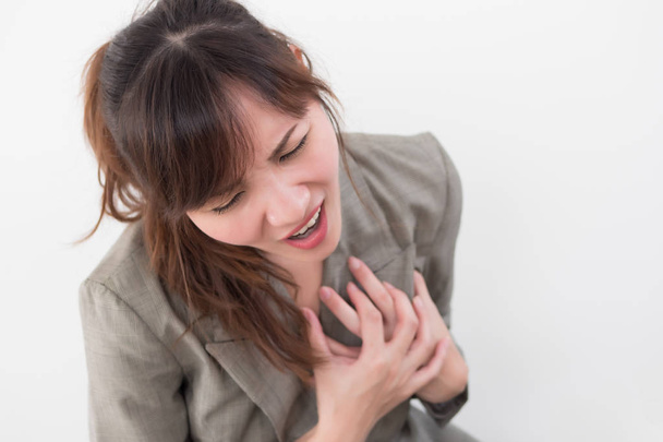 Frau mit plötzlichem Herzinfarkt; kranke Frau mit akutem Herzinfarkt, Konzept der Notfallversorgung; asiatisches Modell für junge erwachsene Frau - Foto, Bild