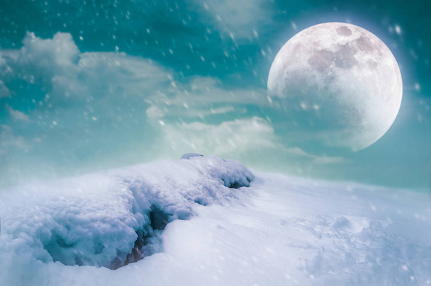 Manipulación fotográfica. Paisaje en las nevadas con superluna. Majestuosa noche con luna llena en el cielo. La nieve cubrió el suelo en la temporada de invierno. Fondo naturaleza serenidad. La luna tomada con mi cámara
. - Foto, Imagen