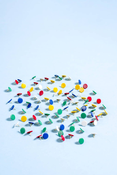 Botones de papelería multicolor con agujas
 - Foto, Imagen
