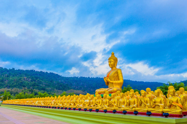 Nakornnayok 州で万仏祭 Bucha 仏教記念碑公園の小さな仏像の多くの中で黄金の大仏. - 写真・画像
