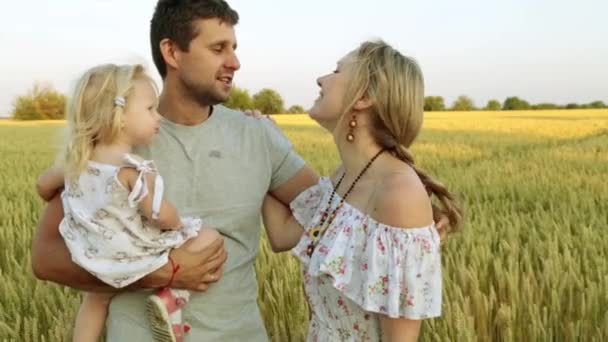 Молода сім'я з дитиною та пшеничним полем
. - Кадри, відео