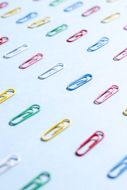 Multi-colored paper clips in row - Foto, Bild