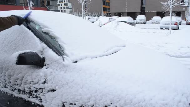 hombre mano quitando nieve coche frente ventana cepillo invierno
 - Metraje, vídeo