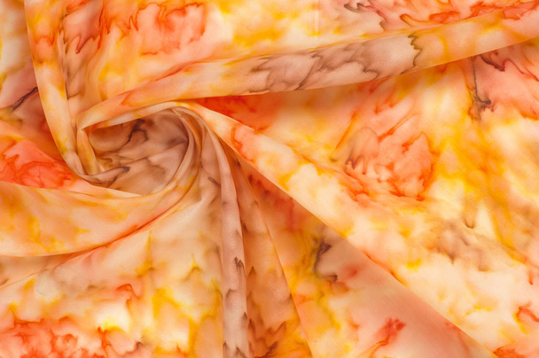 Textura, fondo, patrón. Tejido de seda con un patrón rojo-amarillo borroso. Flores amarillas, rojas y crema sobre blanco
 - Foto, imagen
