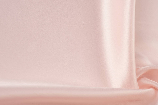 Texture, fond, motif. Tissu soie fond rose. Beau satin rose. Drapery background. vagues de vents, créant un beau fond des plis
. - Photo, image