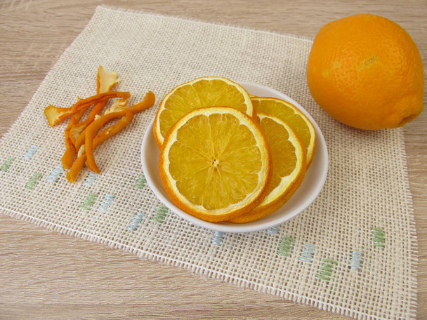 Kuivatut appelsiininviipaleet ja kuoret
 - Valokuva, kuva