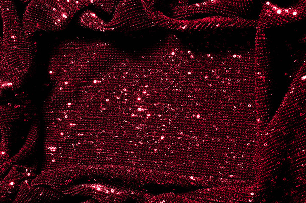 Textur, Hintergrund, Muster, roter Stoff mit Eimerchen. Schauen Sie sich diese neonroten Pailletten an. rundes Neonrosa funkelt glitzernd über schillerndem Glanz auf einem sauberen lila Gitter. - Foto, Bild