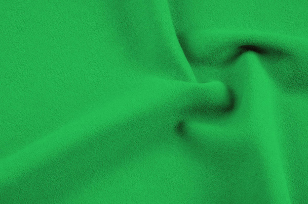 Textuur, achtergrond, patroon. Groen, salade kleur van zijde stof. Groene stof textuur. Close-up van groene stof textuur en achtergrond. Abstracte achtergrond en textuur voor ontwerpers. - Foto, afbeelding