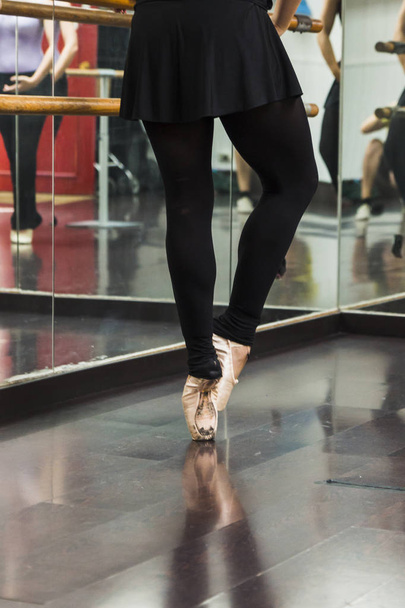 Een Ballerina dansen, close-up op benen en schoenen. - Foto, afbeelding
