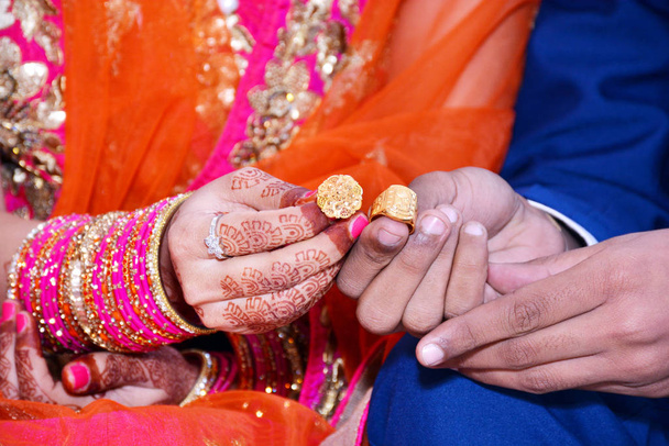Ινδικό ζευγάρια δείχνει δαχτυλίδια αρραβώνων - Φωτογραφία, εικόνα