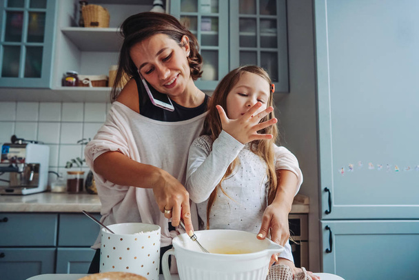 maman enseigne à sa petite fille à cuisiner
 - Photo, image