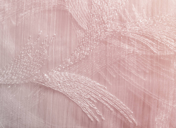 テクスチャ、背景、パターン。パステル ピンクのチュール。ピンク色の生地の抽象的な背景は。ピンクの生地、パステル トーンの柔らかい風合い。ぼろぼろのシックなスタイル。背景としてしわくちゃチュール. - 写真・画像