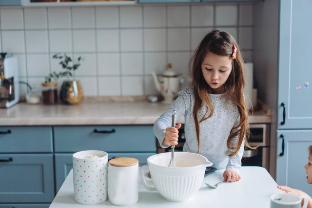 little girl cooks in the kitchen - Fotoğraf, Görsel