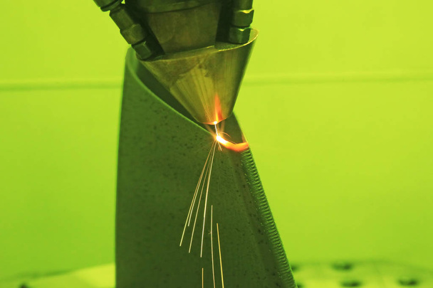 Laserowe spiekanie maszyny do metalu. Metal jest spiekany pod wpływem działania lasera do kształtu. Rewolucja przemysłowa LŚD, Slm, Sls. nowoczesne technologie dodatku 4.0 - Zdjęcie, obraz